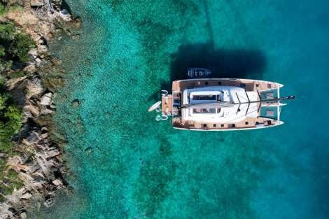 Review img # 24 of the yacht AEOLUS 77