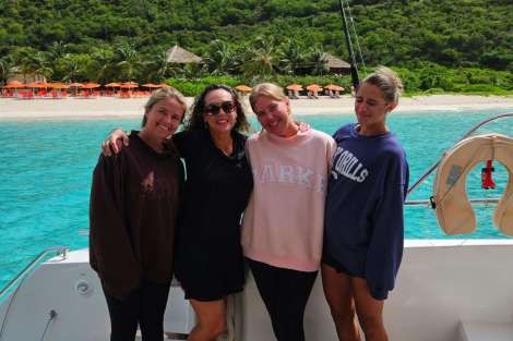 Review img # 10 of the yacht INDULGENCE